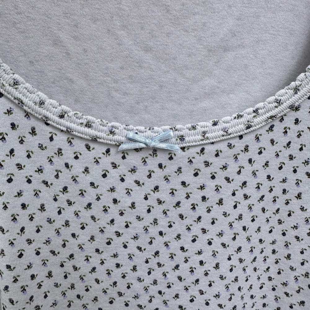 Doen Light Gray/Off White Scoop Neck Short Sleeve Tee with Micro Floral Print - Picture 7 of 9